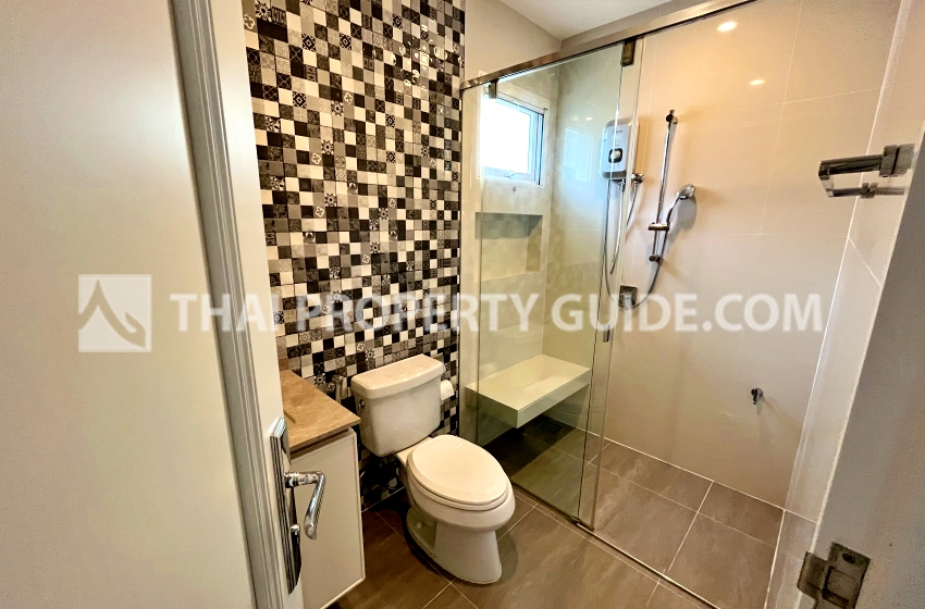 House with Shared Pool in Bangnatrad : Nantawan Bangna Km.7 